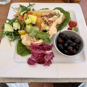 hummus with homemade “sour” bread and veggies at Moagem in Aljezur