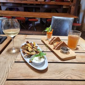 Divinas batatas doces e mayo e triologia de humus, tapenade e queijo vegan at Moagem in Aljezur