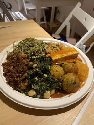 Albóndigas, tofu, espaguetis con pesto, arroz, espinacas con garbanzos, etc at All Vegan in Barcelona