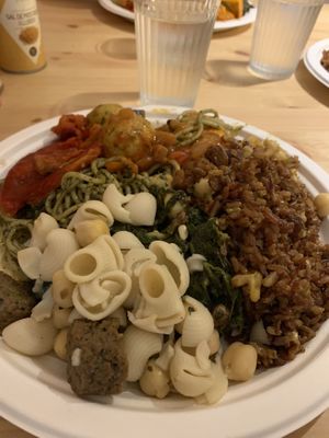 galets con garbanzos, pimiento rojo, espaguetis con pesto, arroz, tofu at All Vegan in Barcelona