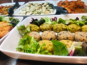 There are a lot of vegan plates, legumes with tofu, seitan, etc. You can taste something or take away. All the cutlery is compostable at All Vegan in Barcelona