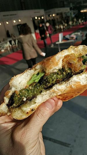 Hamburguesa de espinacas at All Vegan in Barcelona