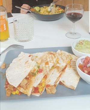 Curryschotel en quesidellas met kipstuckjes, groentjes en vegan kaas at V-Box in Ghent