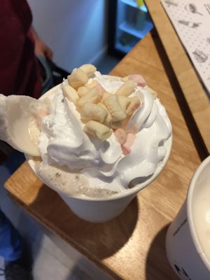 Hazelnut hot chocolate with vegan whipped cream and vegan marshmallows at V-Box in Ghent