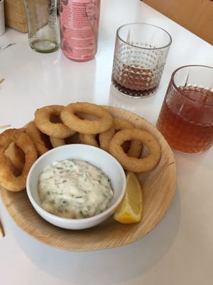 Onion rings with tartare sauce, drinks are Firefly peach&green tea, Frits Kola at V-Box in Ghent