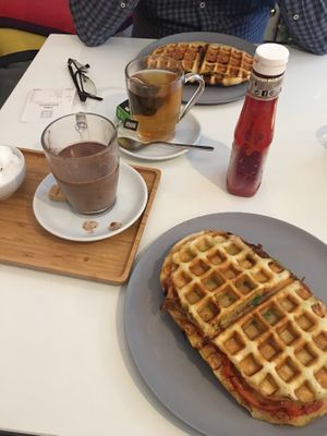 The cheesy Francois ( if I remember well) dad took the Indian inspired one( it was good , but a little on the salty side) at V-Box in Ghent