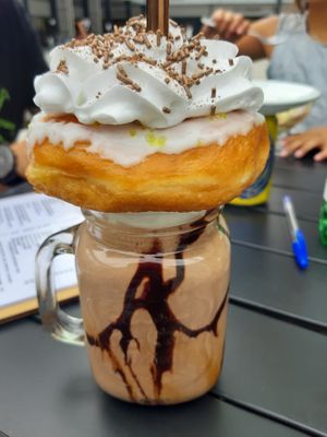 Snickers Freakshake met donut at V-Box in Ghent