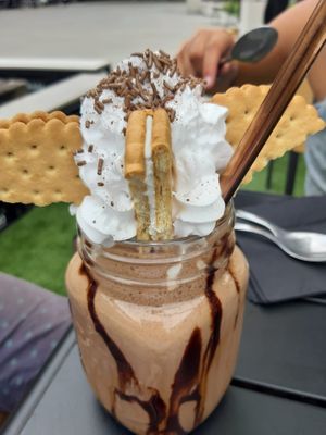 Snickers Freakshake met prince koeken at V-Box in Ghent