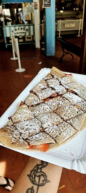 Crepe vegano con nutella casera vegana, avellanas picadas, fresas y azucar glass at Heladeria Italiana Soleluna in Chiclana De La Frontera