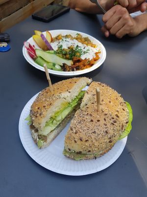 Bowl du jour / Bagel seitan at La Fourchette Bio in Arcachon