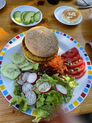 Burguer vegana. Aguacate a parte porque mi hermana es alérgica.   at Sabores Naturales in Ibiza