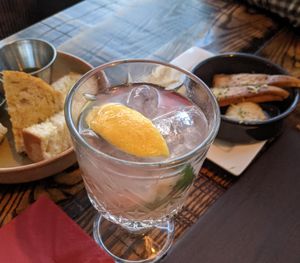 Pitta chips and strawberry lemonade are 👌👌👌 at The Tipsy Vegan in Cambridge