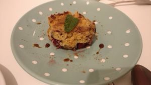 apple crumble with berries at Hortela in Portimao