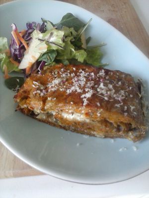 Veggie roll stuffed with fresh cheese at Hortela in Portimao