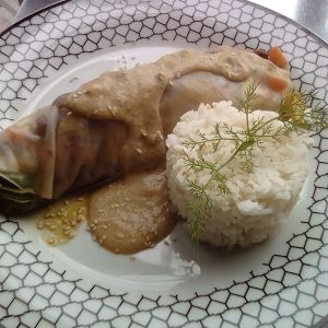 Veggie and soy sausage rice roll at Hortela in Portimao