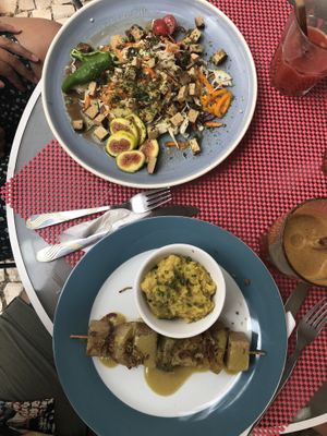 Espetada mista e smoked tofu salad at Hortela in Portimao