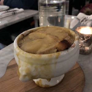 Soupe à l'oignon gratinée (en version végane) at LOV - Montagne in Montreal