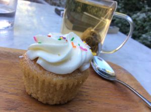 Vanilla cupcake and tea at LOV - Montagne in Montreal