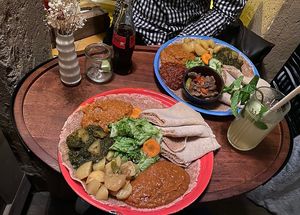 Das rechts ist die vegane, gemischte Platte :) at Im Herzen Afrikas in Frankfurt