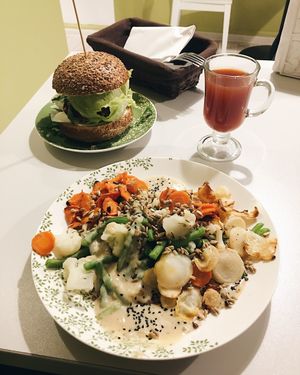 Burak burger i danie dnia at Zielona Micha in Poznan
