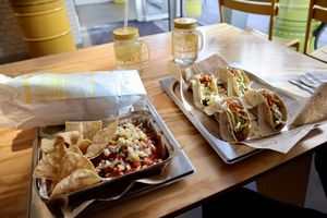 Chili sin carne & vegan tacos at VACA in Aalborg