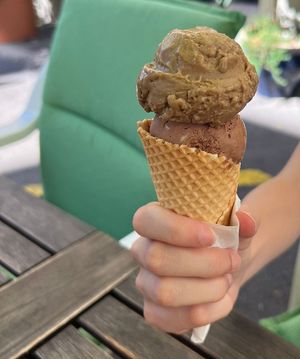 Koffieijs en chocoladehazelnootijs at The Sacred in Zurich