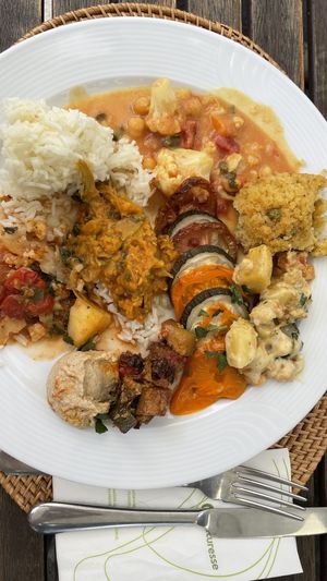 Super feines Essen vom Buffet. Sehr geschmackvoll  at The Sacred in Zurich