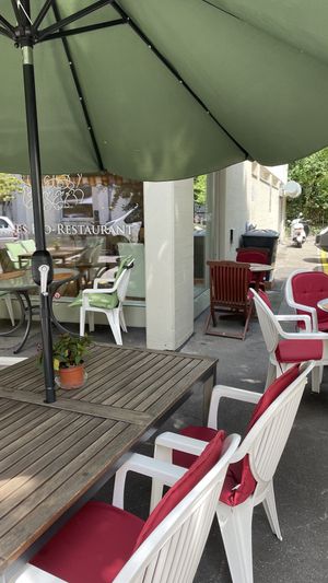 Gemütliche Aussensitzplätze  at The Sacred in Zurich