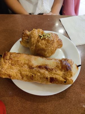 Croissant y caña de crema at Santa Clara Bakery  in Barcelona