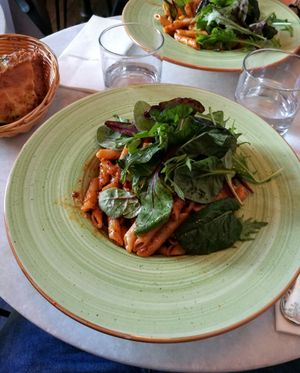 Vegopasta with tomato sauce, salad and vegan garlic bread at Amici in Oerebro