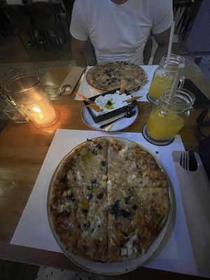 Vegan pizza and vegan tzatziki at Carpe Diem in Zakynthos