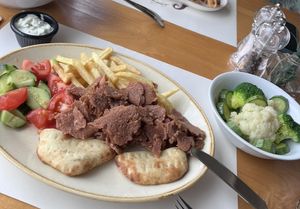 Veganes Gyros, Tzaziki mit Pommes und Gemüse zusätzlich   at Carpe Diem in Zakynthos