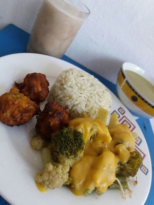 Arroz de espinacas orgánica de la huerta  samudra, verduras salteadas con mayoneza vegana, crema de alverjas, bolitas de platano y jugo d fruta. at Mar y Hojas Cocina Vegana in Cartagena