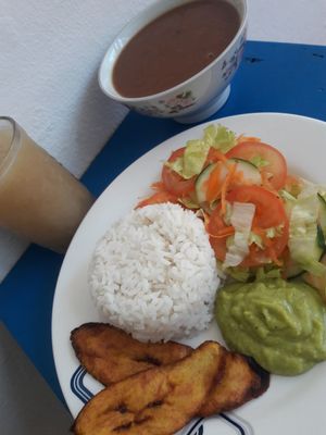 Frijolada con verduras, arroz, ensalada fresca, guacamole, tajadas amarillas y jugo de fruta. Por solo 7000 cop. at Mar y Hojas Cocina Vegana in Cartagena