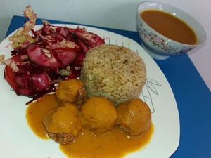 Arroz de coco frito típico de la costa caribe, albondigas de garbanzo en salsa napolitana casera, ensalada fresca, crema de ahuyama con verduras y jugo de fruta. at Mar y Hojas Cocina Vegana in Cartagena