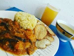 sabji, arroz al curry tipo basmati, papas especiadas, crema de alverjas y jugo at Mar y Hojas Cocina Vegana in Cartagena