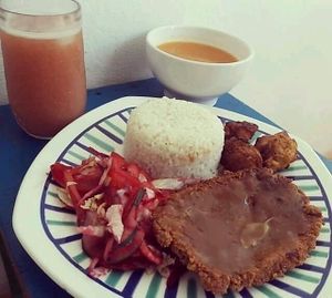 Milanesa de garbanzo en salsa BBQ, arroz, ensalada fresca y bolitas especiales de platano, crema de zanahoria y jugo at Mar y Hojas Cocina Vegana in Cartagena