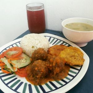 albondigas de lentejas en salsa napolitana, arroz de aji dulce, ensalada fresca, patacones, crema de maiz tierno y jugo de corozo at Mar y Hojas Cocina Vegana in Cartagena