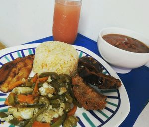 Frijolada Colombiana, Berenjenas Apanadas, Arroz Zanahoria, Verduras salteadas, Tajadas amarillas y Jugo de Guayaba at Mar y Hojas Cocina Vegana in Cartagena