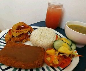 lunch at Mar y Hojas Cocina Vegana in Cartagena