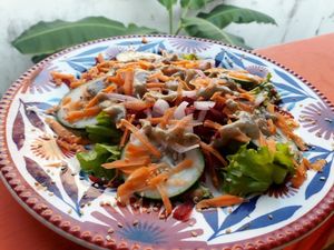 Ricas ensaladas de espinacas  at Mar y Hojas Cocina Vegana in Cartagena