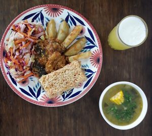 Sancocho típico, sabzi de berenjenas, papas rancheras a las finas hierbas, ensalada fresca y jugo de piña at Mar y Hojas Cocina Vegana in Cartagena