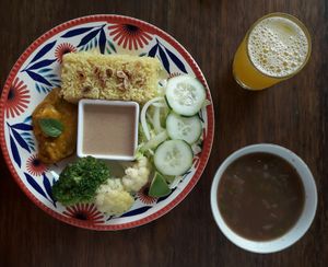 sopa de frijoles, arroz al curry, poteca de calabaza, salsa vietnamita,  ensalada blanca y te de maracuya con hierbas aromaticas at Mar y Hojas Cocina Vegana in Cartagena