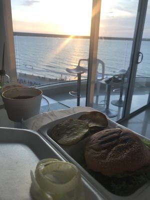 Hamburgesa de Garbanzo y papitas con sopa de zanahoria 🙏🏽 at Mar y Hojas Cocina Vegana in Cartagena
