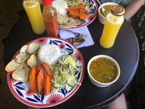 Lunch of the day with pineapple “juice” (16.000 COP in January 2020) at Mar y Hojas Cocina Vegana in Cartagena