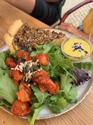 Vegane Quiche mit Salat  at Goldig in Lagos