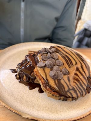 Pancakes mit Erdnussbutter und Schokolade   at Goldig in Lagos