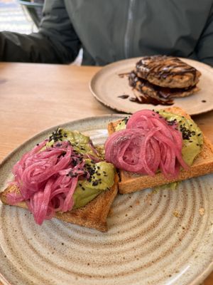 Avocado Toast mit eingelegten Zwiebeln, so lecker  at Goldig in Lagos