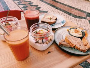 Muesli avec fruits, jus, pain main et houmous, banana bread vegan  at Goldig in Lagos