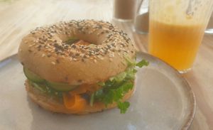 Bagel No. 0 (€ 9,50) with vegan salmon, avocado, salad and orange juice (€ 4,50) at Goldig in Lagos